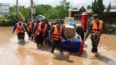 A photograph of the Thai army evacuating flood victims in Rim Moei Market, Tak, Thailand.